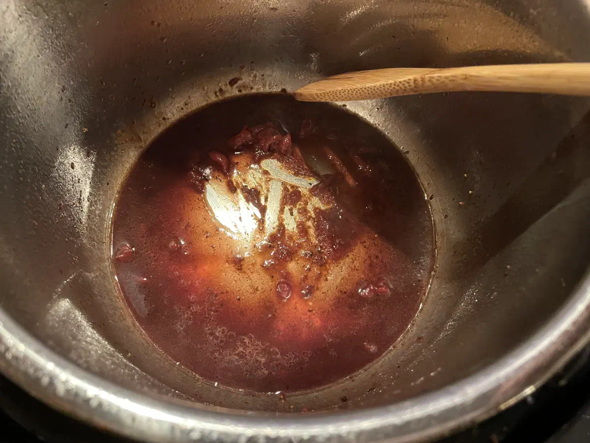 Deglazing and cooking tomato paste